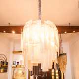 Ma Adele vende pure pezzi pi� recenti, come i due lampadari in vetro anni 70. Di questi, quello centrale � il pi� vistoso, realizzato in �lingue� bianche di vetro di Murano